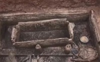 四川雅安挖到西汉古墓，墓主以楠木为棺，出土一把罕见宝剑