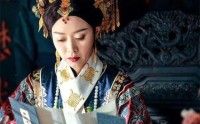 菜地挖出一颗“玉白菜”，文物贩子出80万收购，老农：无偿上交了