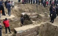 村民建新房挖出古墓，墓中发现魂魄瓶，寓意死者灵魂可进入另一世