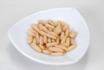胆固醇高能吃松子吗 胆固醇高有什么饮食禁忌